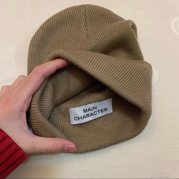 aritzia main character beige/tan knit beanie toque - Picture 2 of 3